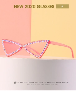 Vue détaillée de lunettes de soleil œil de chat roses avec strass colorés brillants