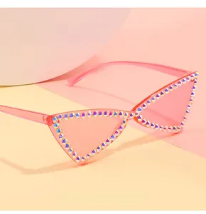 Vue détaillée de lunettes œil-de-chat sans monture avec strass et verres roses