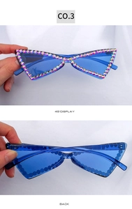 Détail de lunettes de soleil œil-de-chat bleues sans monture avec strass de luxe