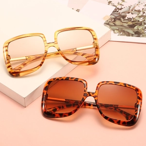 Retro square oversized tortoise shell sunglasses with gradient lenses for women