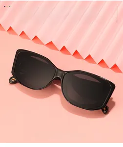 Détail de lunettes de soleil carrées noires avec monture épaisse et inserts en métal