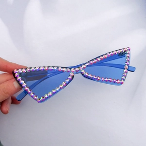 Lunettes de soleil œil de chat bleues sans monture avec strass arc-en-ciel brillants