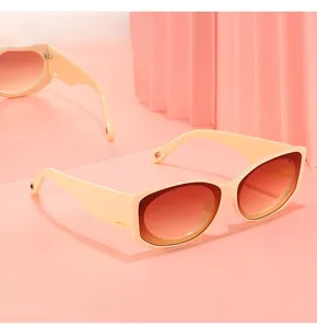 Gros plan sur les lunettes de soleil carrées crème avec verres dégradés marron