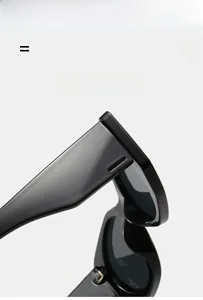 Gros plan détaillé des charnières élastiques et de la monture de lunettes carrées noires