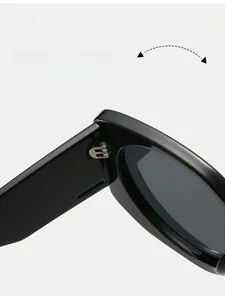 Gros plan sur les charnières métalliques renforcées de lunettes de soleil carrées noires