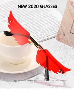 Détail de lunettes de soleil sans monture en forme d'ailes rouges sur une tasse