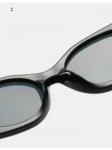 Détail des plaquettes de nez intégrées lisses sur des lunettes de soleil noires carrées