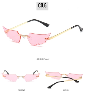 Détails des lunettes de soleil sans monture en forme d'aile rose avec branches dorées