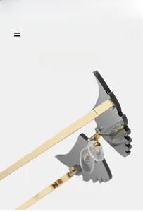 Détails des branches en métal doré légères et flexibles de lunettes chauve-souris