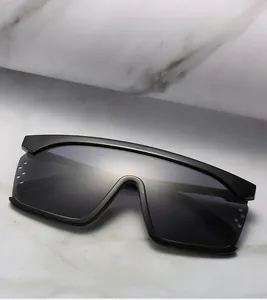 Detailansicht der großen schwarzen Sonnenbrille mit Belüftung auf Marmorgrund