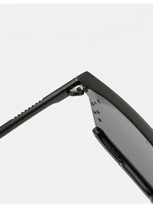 Makrodetail des verstärkten Metallscharniers an schwarzer Oversize-Sonnenbrille mit Branding