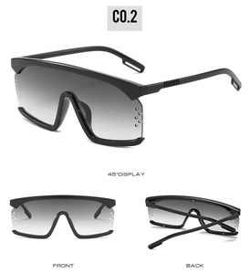 Detaillierte Mehrwinkelansicht der Oversize-Schild-Sonnenbrille mit Silbernieten