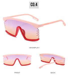 Detaillierte Vorder-, Rück- und 45-Grad-Ansichten der rosa Oversize-Sonnenbrille mit Nieten