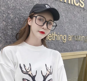 Modische quadratische schwarze Brille im Oversize-Stil an einem weiblichen Model