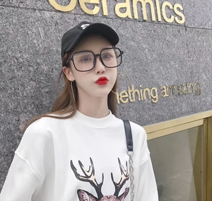 Moderne schwarze Oversize-Brille im quadratischen Rahmen getragen von einem Model im Freien