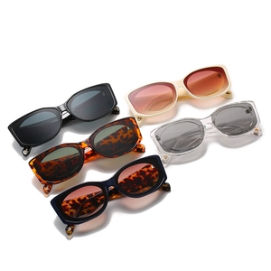 Cinq paires de lunettes de soleil carrées en noir, écaille, beige et gris transparent