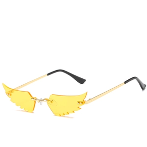 Lunettes de soleil créatives en forme d'ailes avec verres jaunes et monture dorée