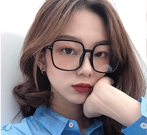 Porträt eines Models mit großer schwarzer quadratischer Brille als Modeaccessoire
