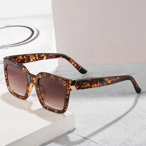 Classic tortoise square sunglasses with brown gradient lenses and gold accents