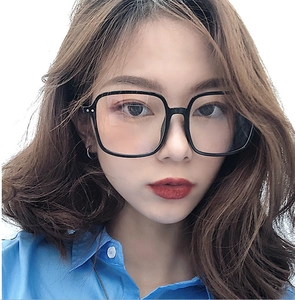 Nahaufnahme eines Models mit schwarzer quadratischer Brille und Metallnietendetails