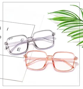Trendige quadratische Brillengestelle in Transparentgrau und Rosa im Detail