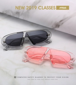 Détails des lunettes de protection #9065 en gris et rose sur fond de marbre