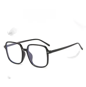 Details der leichten schwarzen quadratischen Brille mit Metallakzenten auf weißem Grund