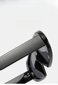 Détail des branches de lunettes noires larges en matériau super élastique et très léger