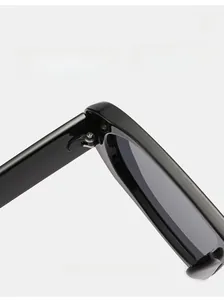 Détail des charnières métalliques durables sur lunettes de soleil tendance à petit cadre