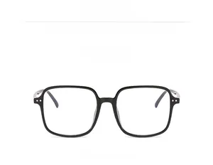 Detailansicht der schwarzen quadratischen Brille mit Metallnieten und Klarsichtgläsern