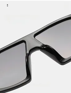 Détail des plaquettes de nez intégrées sur lunettes de soleil noires tendance