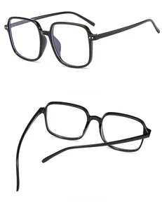 Detailansicht der schwarzen quadratischen Brille von der Seite und Rückseite mit Bügeln