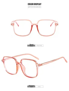 Makro-Detail einer quadratischen hellrosa Brille mit speziellen Anti-Blaulicht-Gläsern