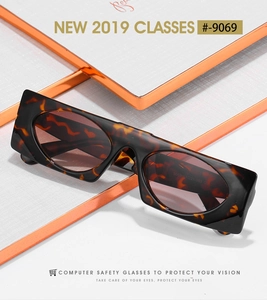 Détail de lunettes de soleil rectangulaires écaillées modèle 9069 avec verres protecteurs