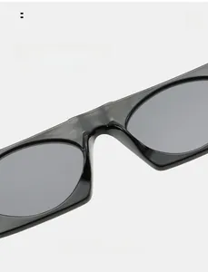Détail des plaquettes de nez intégrées sur les lunettes de soleil noires mates carrées