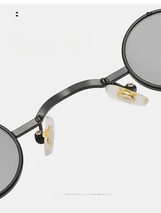 Dettaglio dei naselli in silicone e del ponte in metallo nero opaco degli occhiali da sole