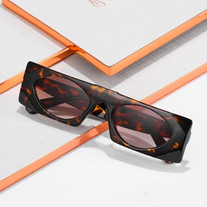 Lunettes de soleil carrées écaille de tortue avec verres dégradés et monture moderne