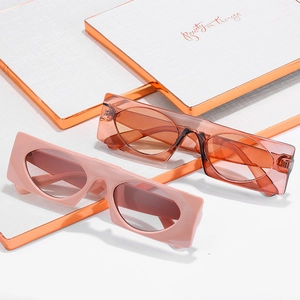 Lunettes de soleil rectangulaires roses et ambrées avec verres ovales vintage