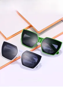 Detail von leuchtend grünen und weißen Cat-Eye-Sonnenbrillen auf stilvollen Geschenkboxen