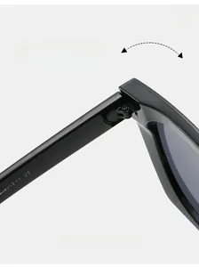 Detailaufnahme des Metallscharniers und der Bügelmarkierung einer schwarzen quadratischen Sonnenbrille