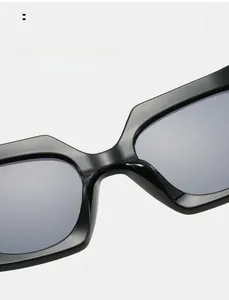 Detail der komfortablen Nasenpads einer schwarzen quadratischen Sonnenbrille mit grauen Gläsern