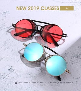 Détails de lunettes steampunk avec protections latérales en métal et verres réfléchissants
