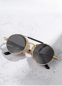 Vue détaillée des lunettes steampunk avec monture dorée et protections latérales grillagées