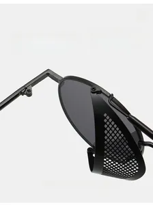Détail des charnières métalliques et écrans latéraux grillagés des lunettes steampunk
