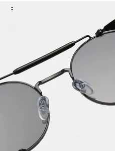 Détail des plaquettes de nez en silicone sur lunettes de soleil steampunk en métal noir