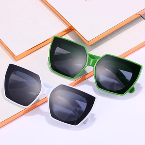 Moderne übergroße geometrische Sonnenbrille in Grün und Weiß mit dunkelgrauen Gläsern