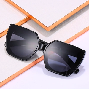 Moderne schwarze Oversize-Cateye-Sonnenbrille mit dickem Rahmen und dunklen UV-Gläsern