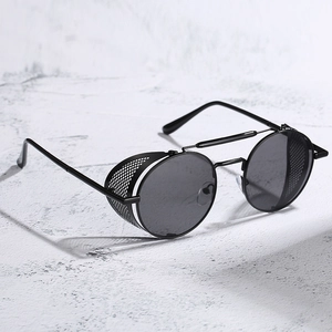 Lunettes de soleil steampunk avec monture en métal noir et protections latérales grillagées