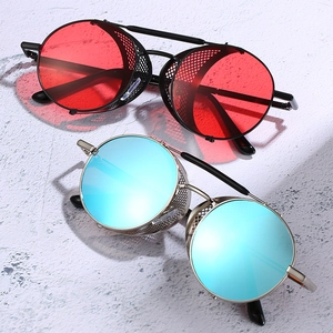 Lunettes steampunk avec coques latérales et verres miroir rouge ou bleu sur pierre