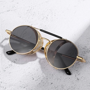 Lunettes steampunk en métal doré avec verres ronds sombres et protections latérales